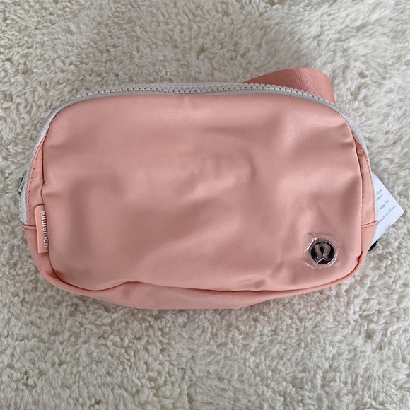 ❤️ Lululemon Everywhere Belt Bag in Melon Sorbet NWT - Picture 1 of 14